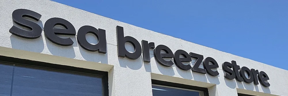 Вывеска «sea breeze store» на павильоне сети — фото пользователя Google Maps