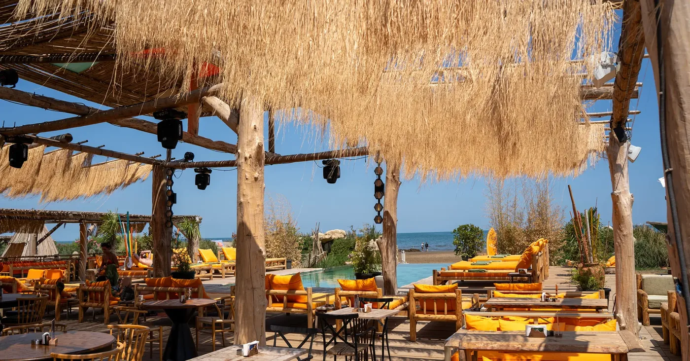 Пляжный клуб Maize Beach — возле него, по новости курорта, стоит поп-ап магазина