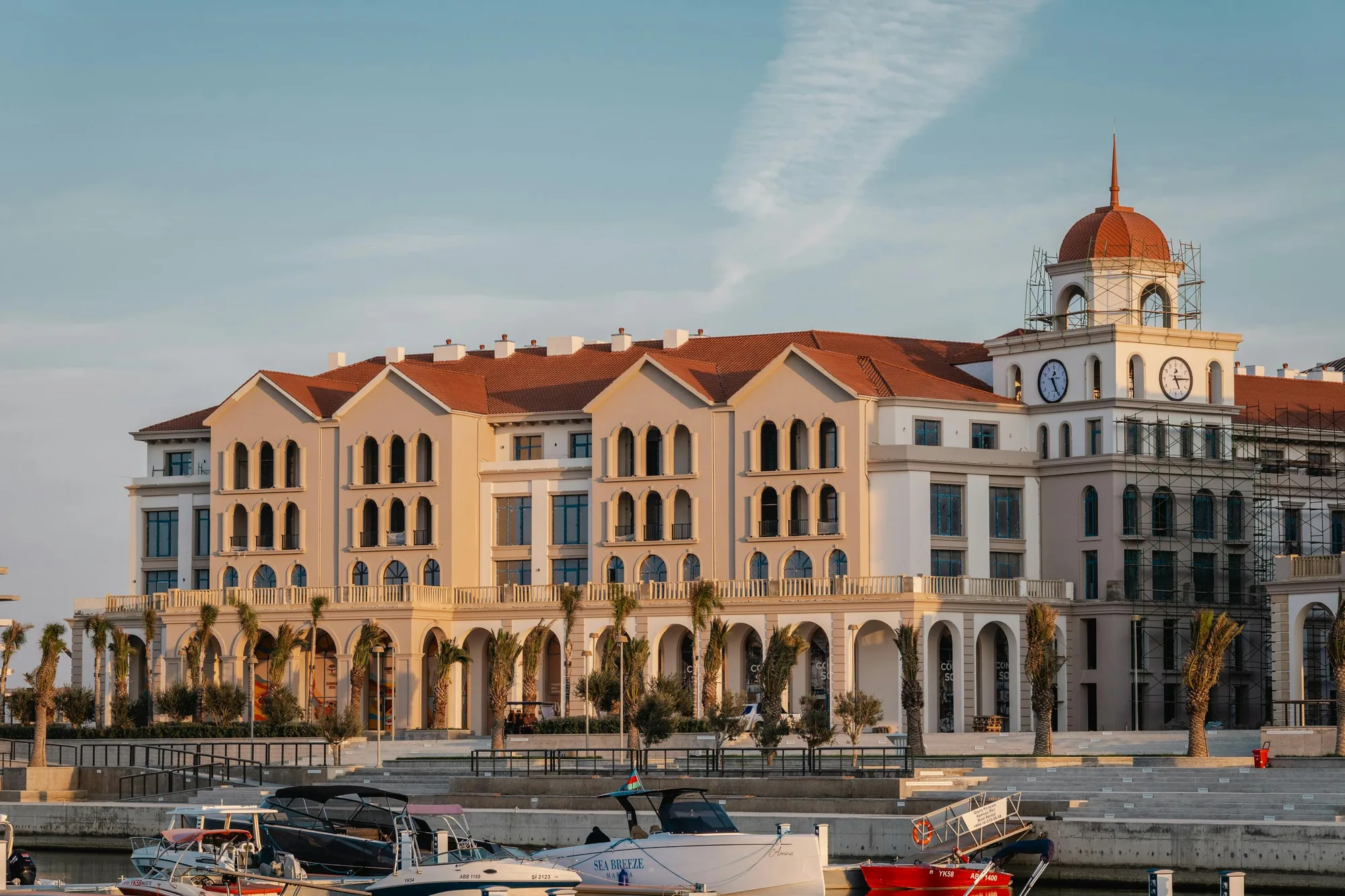 Marina Village со стороны гавани