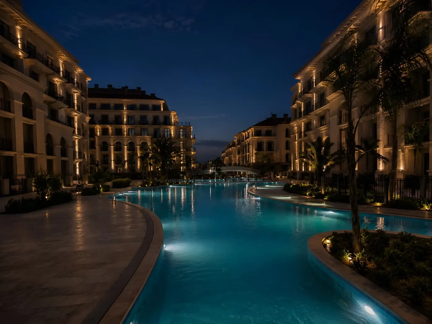 Marina Village ночью: бассейн между корпусами