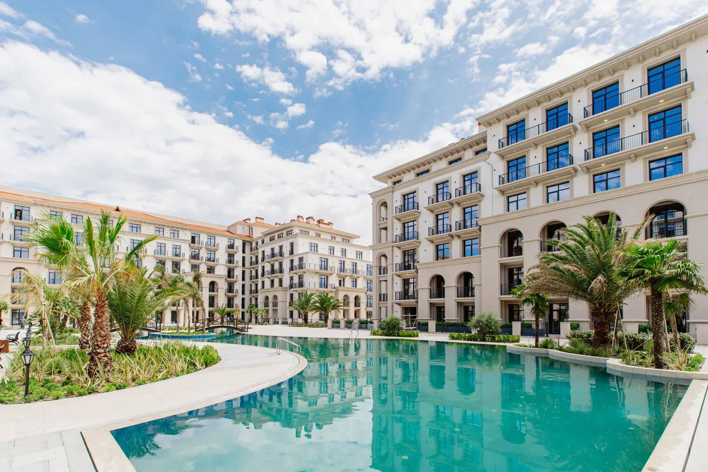 Marina Village днём: бассейн и корпуса с балконами