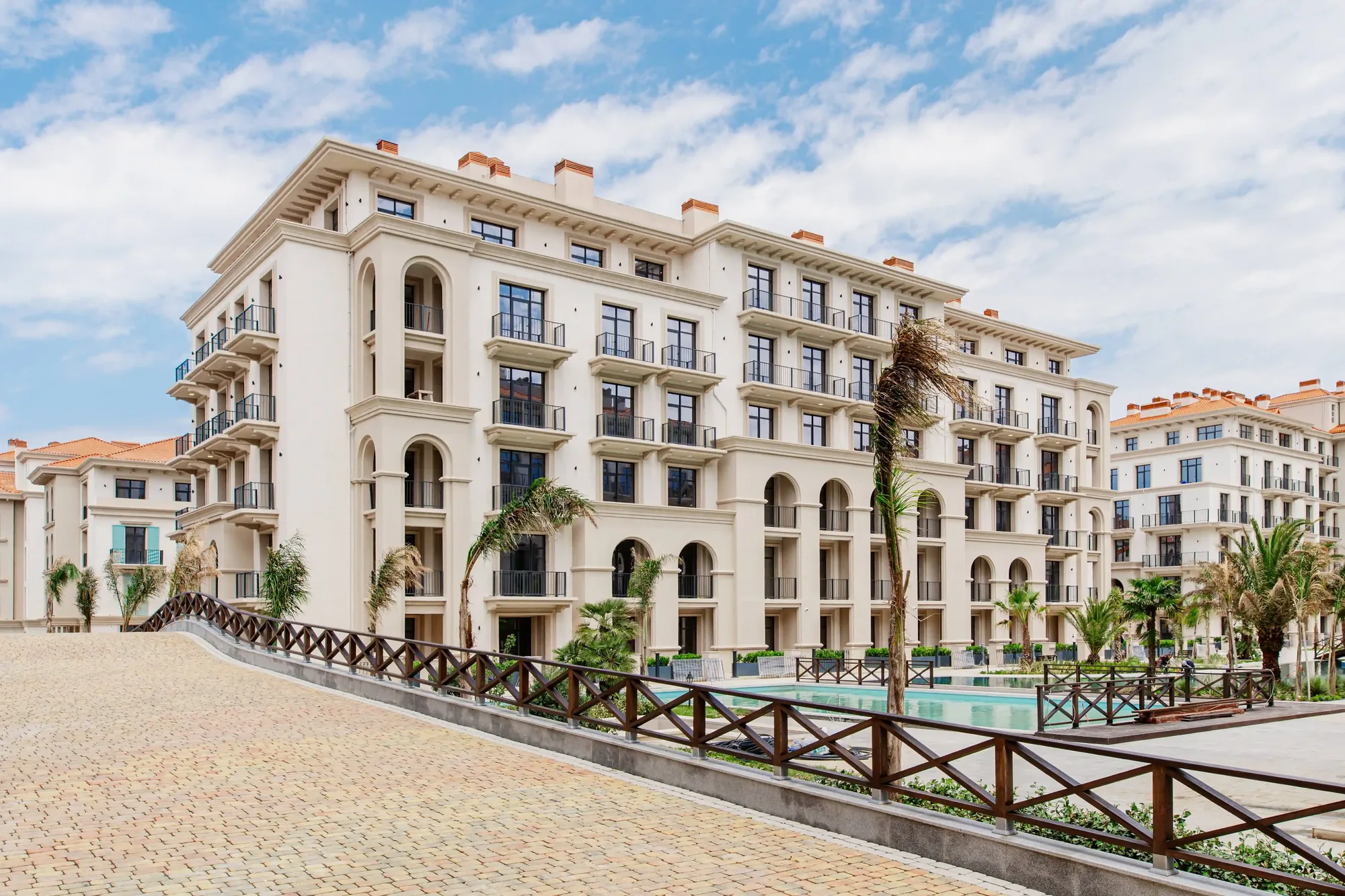 Marina Village: улица с аркадами первых этажей — в таком корпусе и открыт магазин