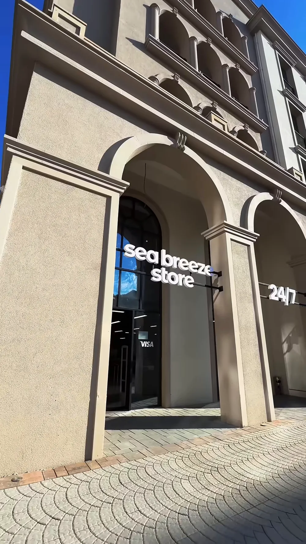 Marina Village: вход в Sea Breeze Store под аркой, справа — световая вывеска «24/7»