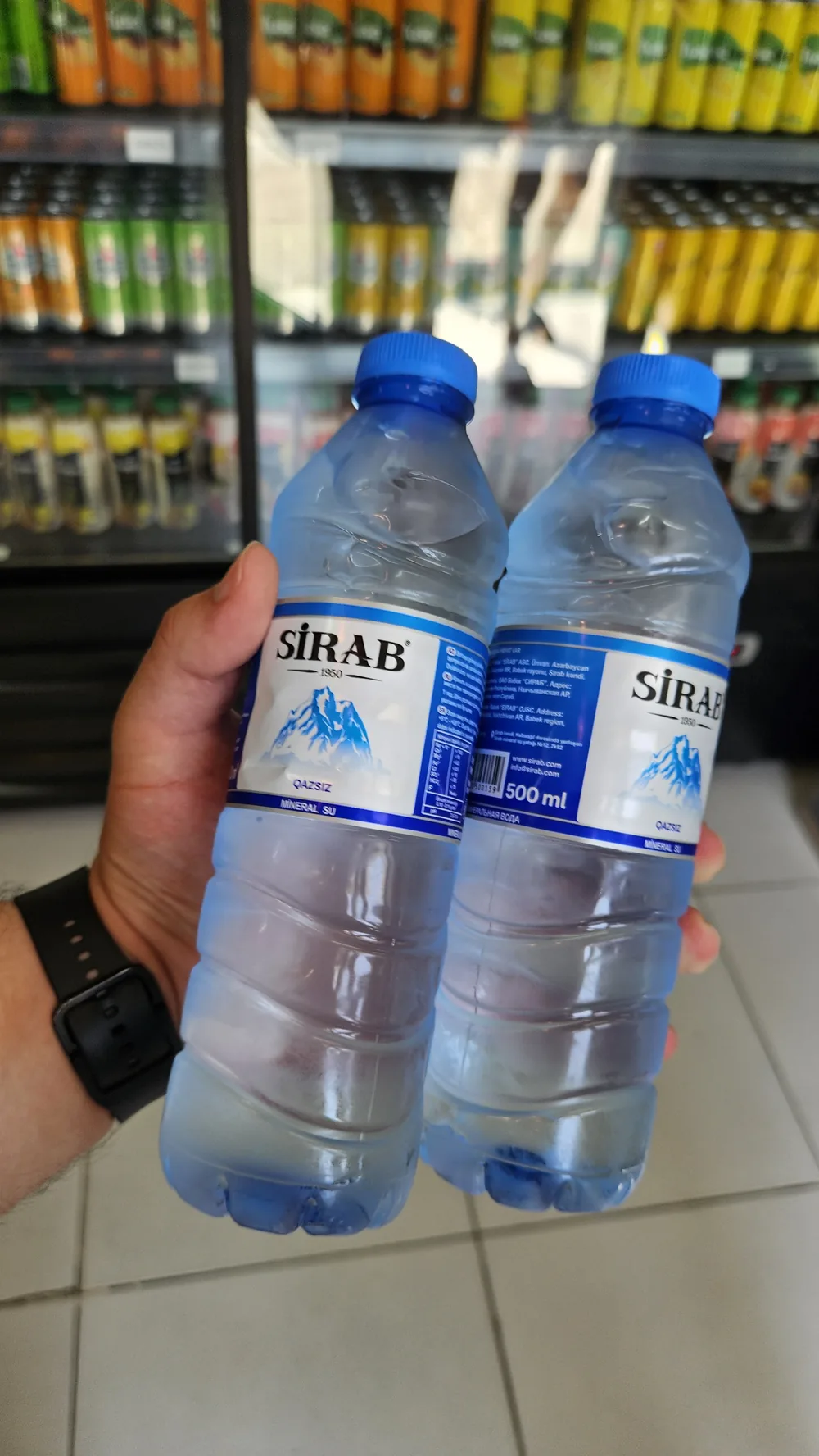 Вода Sirab 0,5 л из магазина — фото покупателя на фоне холодильника с напитками